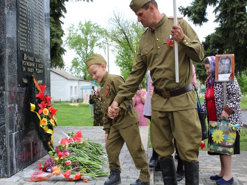 Братская могила в селе Красный Хутор.