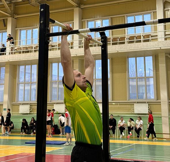 Участнику подтягивания запрещено. Участнику подтягивания запрещено.